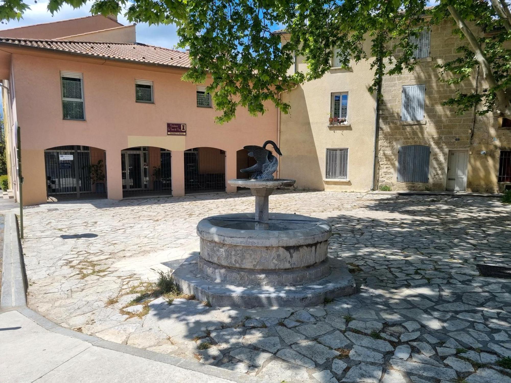 Spacieux T2, Emplacement Ideal Et Parking Prive Uzes Luaran gambar
