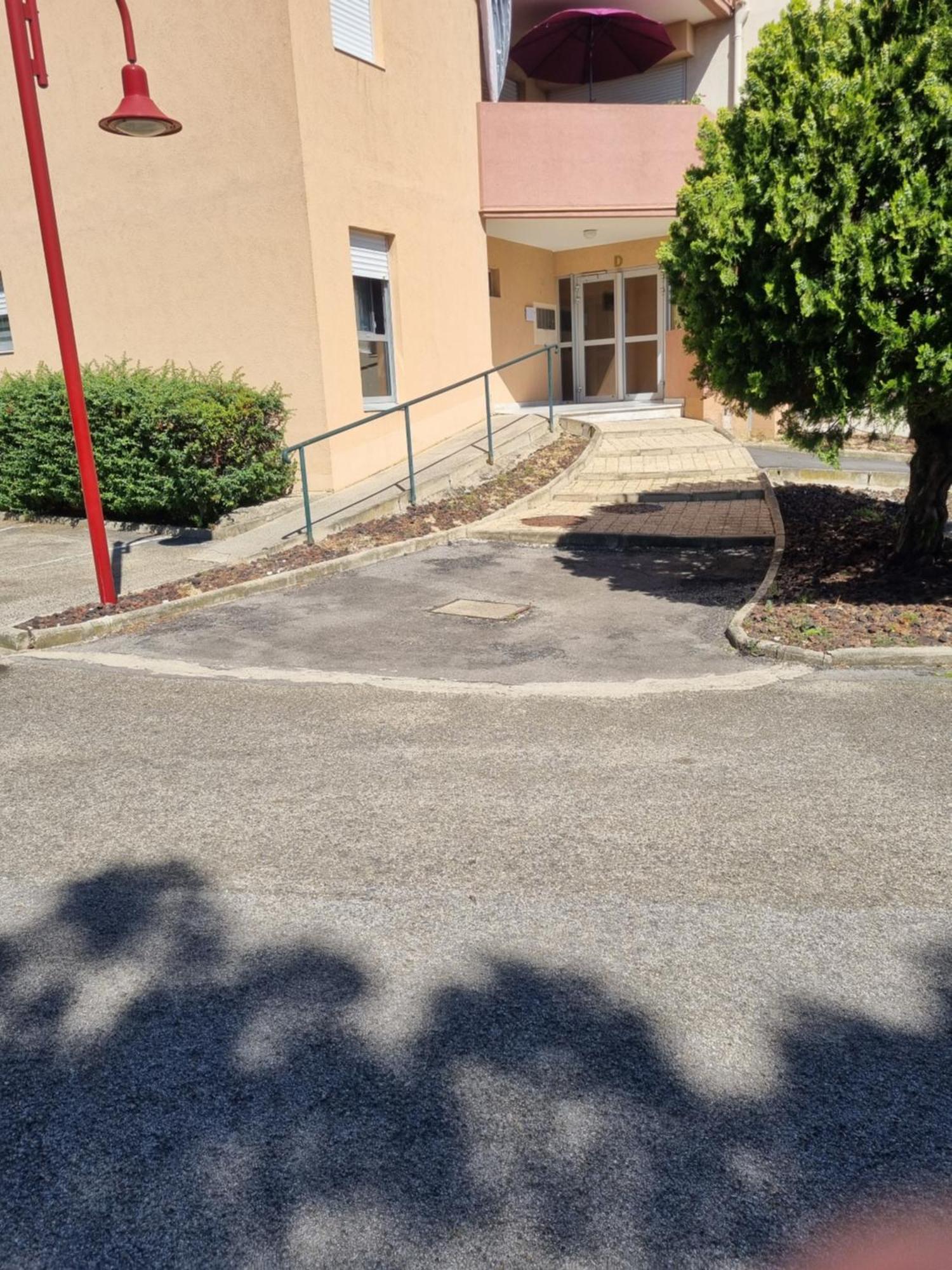 Spacieux T2, Emplacement Ideal Et Parking Prive Uzes Luaran gambar